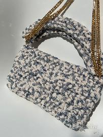 Borsa bianca e jeans all’uncinetto