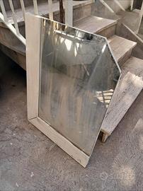 Specchio vintage sagomato con cornice in legno