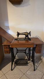 Macchina da cucire Singer con mobiletto