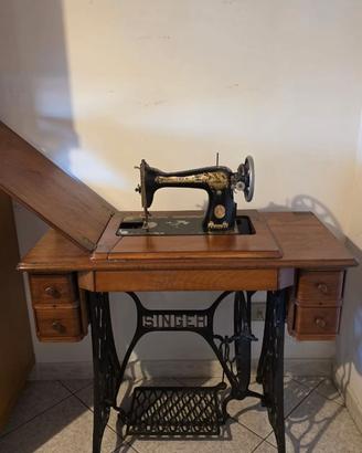 Macchina da cucire Singer con mobiletto