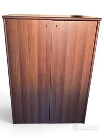 Mobile in legno con ripiani