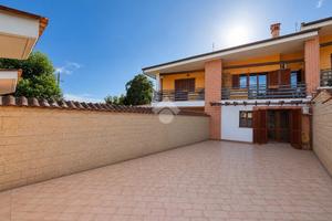 VILLA A SCHIERA A GENZANO DI ROMA
