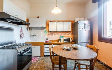 Ampio trilocale al secondo piano. In zona servita.