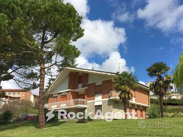 VILLA BIFAMILIARE CON GIARDINO