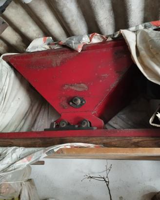Torchio, macina, tinozza per uva