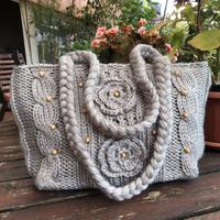 Borsa ai ferri in lana beige con fiori