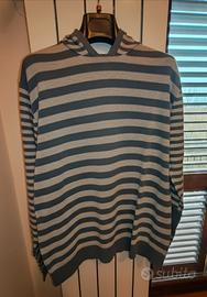Maglia con cappuccio a righe grigie