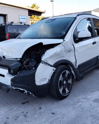 Fiat Pandina 1.0 Hybrid Cross 2025 SINISTRATA
