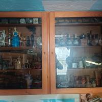 Vetrina con oggetti d'epoca al suo interno e vari