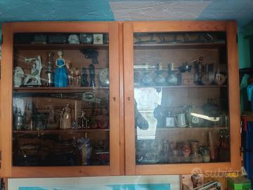 Vetrina con oggetti d'epoca al suo interno e vari