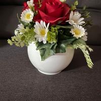 Composizione di fiori con vaso