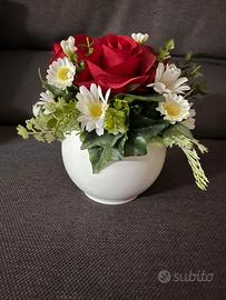 Composizione di fiori con vaso