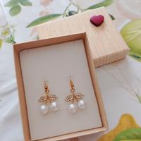 Orecchini Ciliegie Bianche con Dettagli Dorati 