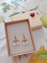 Orecchini Ciliegie Bianche con Dettagli Dorati 