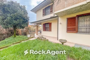 Villa di 282 m² con 5 locali e box auto a Salerano