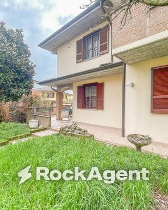 Villa di 282 m² con 5 locali e box auto a Salerano
