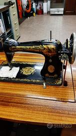 Macchina da cucire Singer con mobile originale