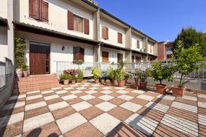 VILLA A SCHIERA CENTRALE A ZEVIO