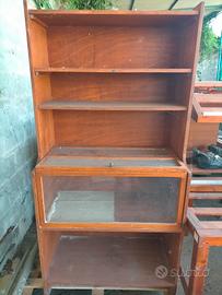 scaffale da negozio con sportello 
