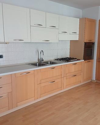 cucina componibile colore bianco e faggio