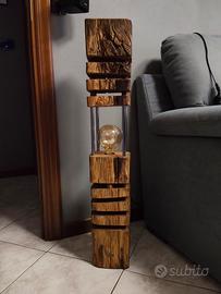 Lampada artigianale in legno.