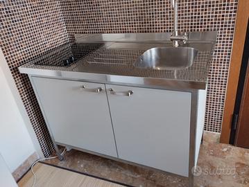 Lavello in acciaio con fornelli cappa pensili