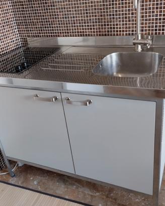 Lavello in acciaio con fornelli cappa pensili