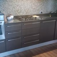 Cucina+tavolo con 6 sedie