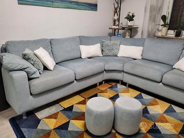 divano angolare a giro,colore azzurro grigio cielo