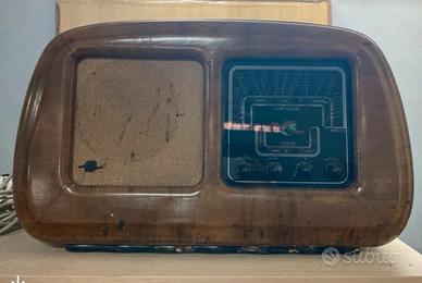 Radio antica in legno da collezione