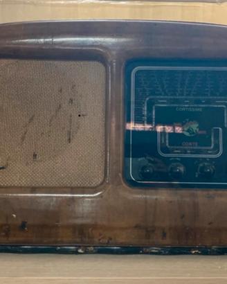 Radio antica in legno da collezione
