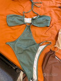 tankini verde con accessori dorati 