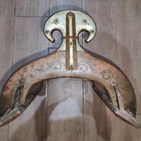 Antica sella giocattolo in legno, bronzo e metallo