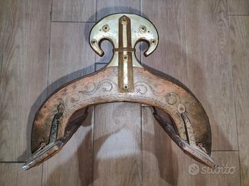 Antica sella giocattolo in legno, bronzo e metallo