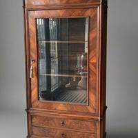 GRANDE VETRINA IN LEGNO DI NOCE E RADICA