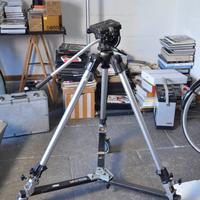 Cavalletto video Manfrotto con testa video, base a