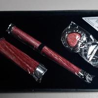 Bracciale, accendino e penna. Orologio e occhiale.