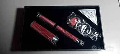 Bracciale, accendino e penna. Orologio e occhiale.