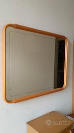 Specchio cornice legno chiaro.