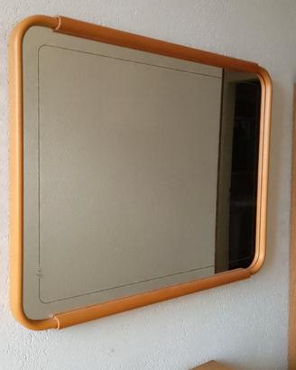 Specchio cornice legno chiaro.