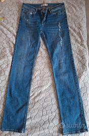 Jeans Zara slim fit blu con dettagli strappati