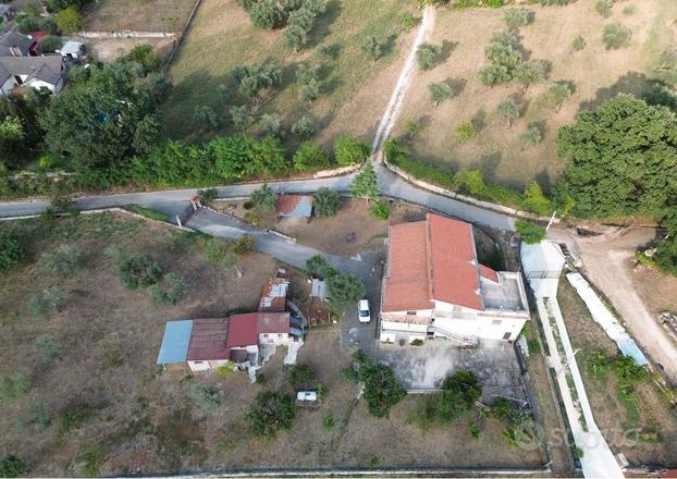 Fabbricato rurale con annesso terreno agricolo