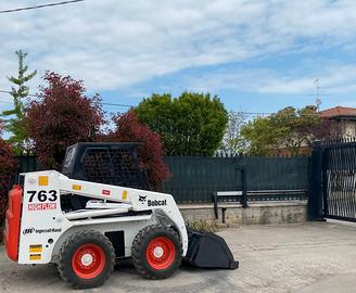 P24 Mini pala Bobcat 763 con forche e benna