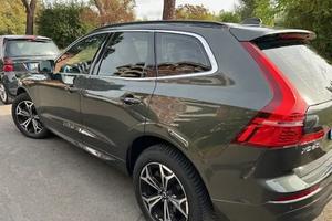 Volvo XC60 2022 Momentum ibrida elettrica/diesel