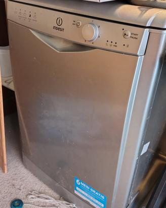 lavastoviglie Indesit