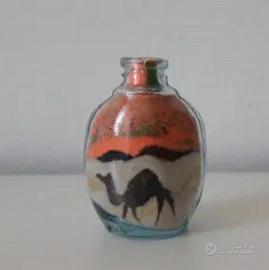 bottiglia in vetro con sabbia colorata