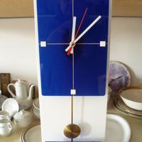 Orologio a pendolo blu e bianco design anni 60/