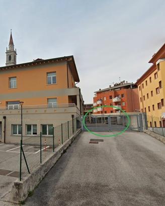 Negozio in centro ad Azzano