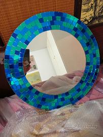 Specchio con cornice a mosaico