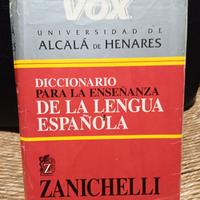 2 Dizionari : 1 inglese. 1 spagnolo.